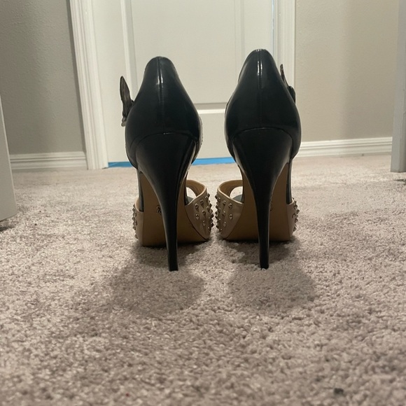 Tan and black heels - Picture 4 of 6